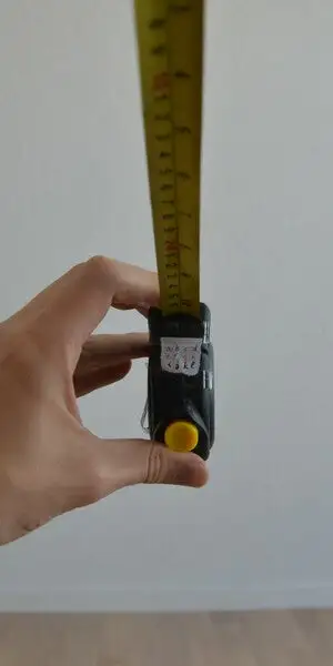 measuring eyesight with tape